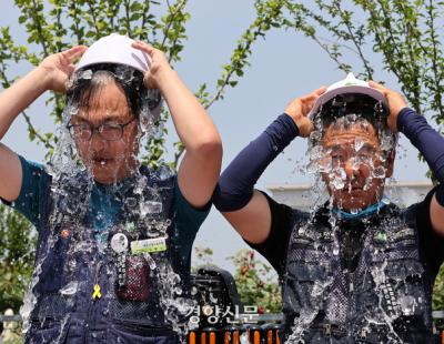 [현장 화보]  우리는 매일이 폭염특보..안전모에 얼음을 넣어서라도..