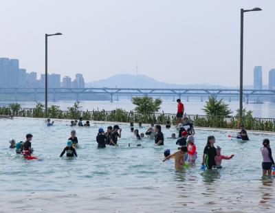 ‘오늘도 덥다’ 낮 최고 35도, 제주엔 장맛비