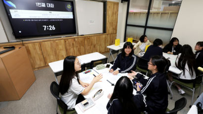 폰 내려놓고 '1인1책' 만든다…학생들 노는 법 바꾼 이 캠페인