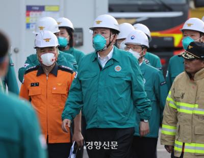 [화성 리튬전지 공장 화재] 윤 대통령, 현장 찾아 “재발 방지책 마련…소방관 안전에 만전을”