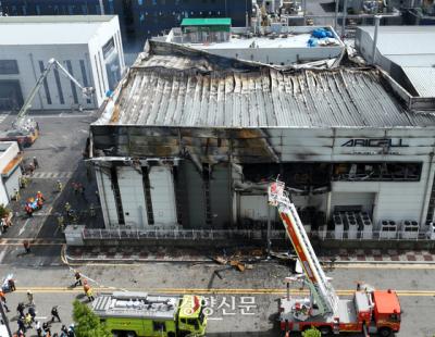 폐허된 공장 주변에 “남편 연락 안 돼요”…‘펑’ 폭발음, 거센 연기·불길 가득