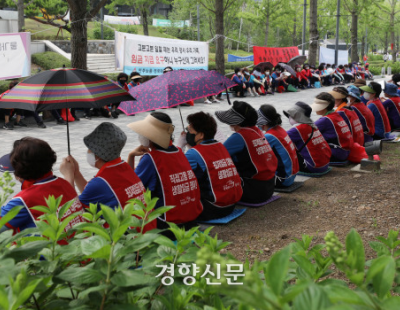 [단독]“수업권 침해당했다”고 소송 건 학생들 껴안은 ‘연세대 청소노동자들’