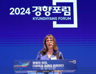 경향포럼 2024에서 강연하는 에밀리아 팔로넨