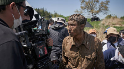 진흙탕 뒤집어쓴 이제훈…감독이 노린 건 탈북고민 아닌 시간순삭