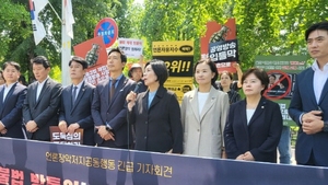 방통위 밖에서 울려퍼진 “공영방송 지키자” 목소리