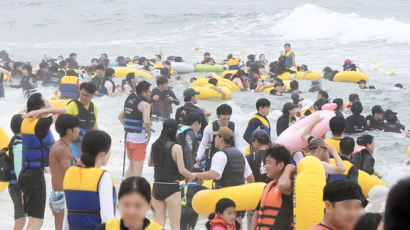 워터 슬라이드 즐기고 일출 요가…동해안 이색 해변 본격 개장