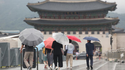 수도권 '장마전선' 남하, 화요일 또 북상…남부는 계속 물폭탄