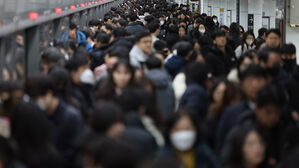 급할 땐 한 손에 핸들 쥐고 용변…지하철 기관사의 자괴감