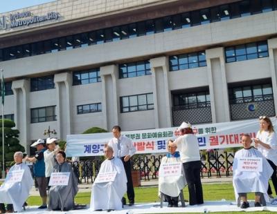 “문화예술회관 계양구에 건립해야”…윤환 인천 계양구청장 삭발