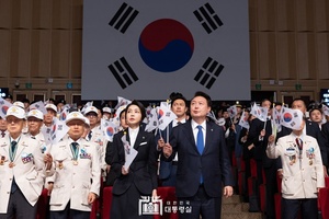 중앙일보 “김진표 회고록 고개 끄덕이는 이도 많아… 尹, 의혹 해소해야”