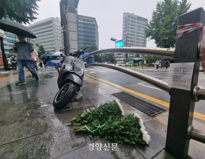 시청역 사고 현장에 놓인 국화···“너무 안타깝다” “회식 날짜 옮겨서 살았다”[시청역 돌진 사고]