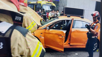 [속보]시청역 참사 이틀만에…국립중앙의료원 차량 돌진, 2명 부상