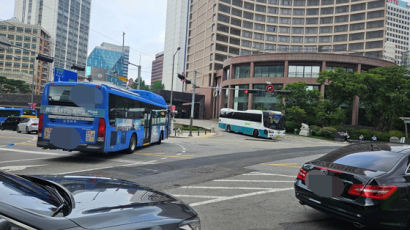 역주행 하려 여전히 틈 살핀다…'역주행 사고' 시청역, 대체 왜