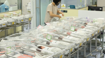 저출산 이색대책 호평…'인구 비상사태' 선포한 정부가 찾은 곳