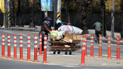 폐지 줍는 노인, 전국 1만4800여명…평균 78.1세, 여성 더 많다