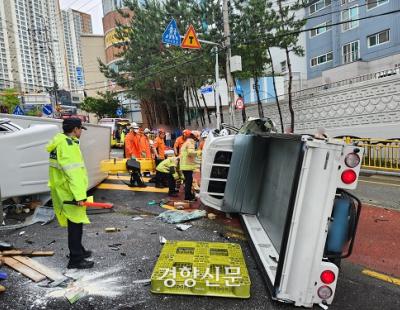 부산 만덕동 내리막길서 70대 운전자 추돌…화물차 2대 전복