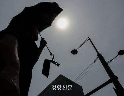 평년보다 덥고 잠 못 이루는 이번 여름···주말 비소식