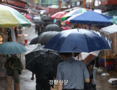 전국 곳곳 소나기···수도권 등 ‘찜통더위’ 계속 돼