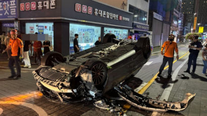 부산서 가로등 들이받고 전복된 벤츠…운전자는 택시타고 도주