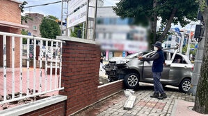 경산서 70대 운전 승용차 학교 돌진…인명피해 없어