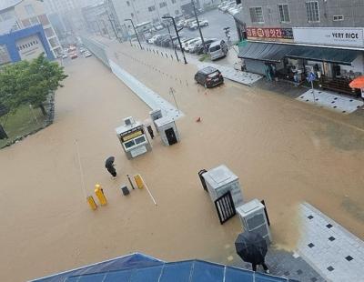 급류에 휩쓸리고 처마에 부딪히고…‘시간당 81&#13212;’ 충남·충북서 비 피해 잇따라