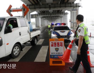 [경향포토] 한강 수위 상승으로 잠수교 전면 통제 시작