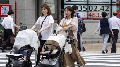 "육아휴직 쓴다고 미안해 말라"…동료에 수당 주는 日기업들