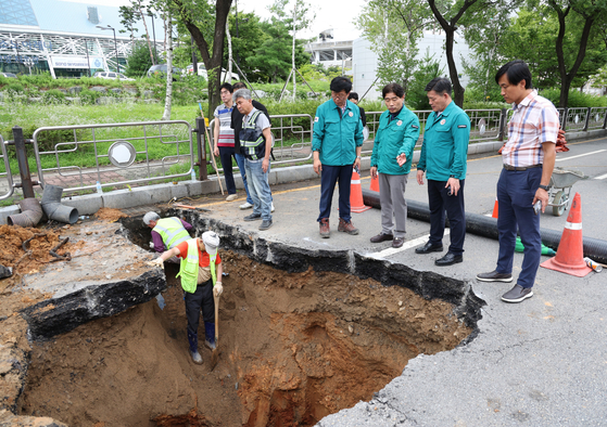 고양시 중학교 앞 2m 땅 꺼짐 발생해 복구…학생들 큰일 날 뻔