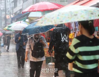 체감 35도, 무덥고 꿉굽한 주말…전국 곳곳 천둥·번개 동반 소나기