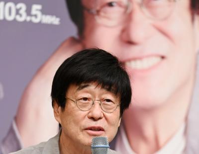 ‘저녁바람’으로 돌아온 김창완 “라디오 없는 4개월간 분리불안···이제 정신이 든다”