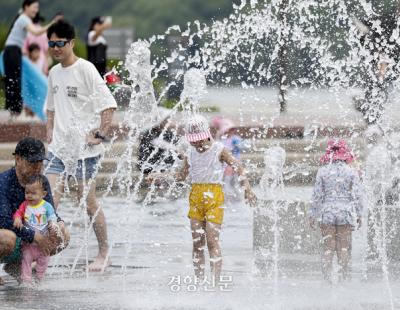 밤낮없는 무더위 오늘도 계속···체감온도 35도 육박