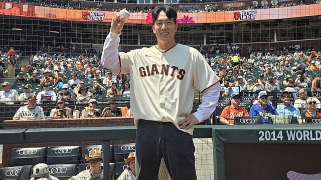 "이정후 화이팅"…'야구 선출' 김환, MLB 샌프란시스코 자이언츠 경기 깜짝 시구