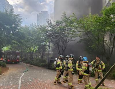 인천 청라 아파트 지하주차장서 전기차 화재…11명 연기흡입