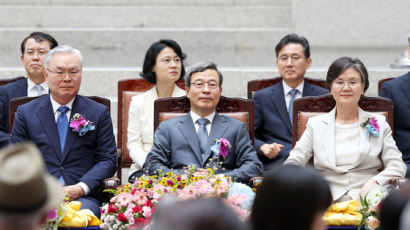 퇴임 대법관들 “판결에 대한 잦은 비난, 사법부 독립 꺾는 위험한 일”