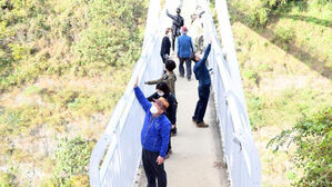 "안전 난간 높였지만"…광주 제석산 구름다리 추락 위험 여전