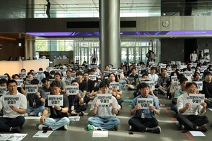 MBC 로비로 나온 직원들 “국민의 MBC, 더러운 손에 넘길 수 없다”