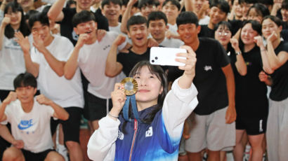 개교 이래 처음 올림픽 나가 세계 제패...금메달 들고 모교 찾아간 반효진