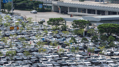 [사진] 징검다리 연휴, 가득찬 김포공항 주차장