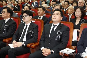 DJ서거 15주기추모식 與野한자리…한동훈 "진영 초월 시대정신 꿰뚫어", 이재명 "김대중 길 대한민국 미래"