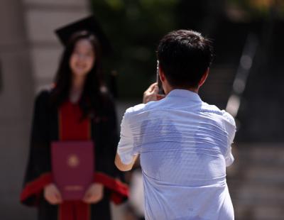 [포토뉴스] 땀 흠뻑 쏟아도 기쁜 졸업날…모두 고생하셨습니다