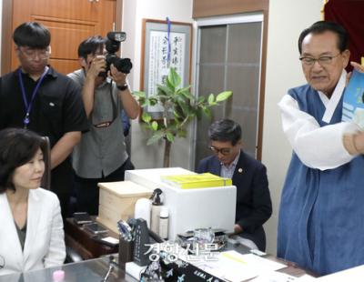 김호일 대한노인회장, 공직선거법 위반 혐의로 경찰 조사