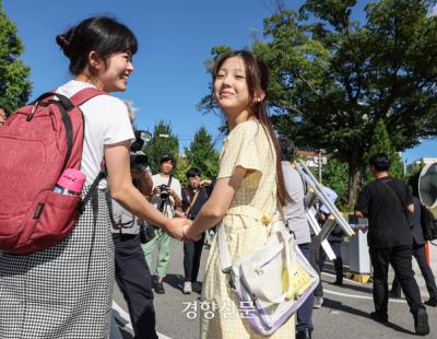 지구 위한 ‘소원’이 이뤄진 그날, 헌재 앞은 기쁨과 눈물로 가득찼다