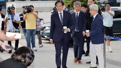 검찰 출석한 조국 "메시지 주고 싶다"…'물음표' 적힌 커피 든 이유