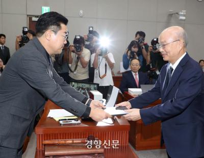 안창호, “표현의 자유 소신 있다”더니 ‘윤 대통령 풍자물’엔 답변 회피