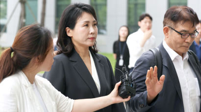 '법카 유용 의혹' 김혜경 수원지검 출석…질문엔 묵묵부답