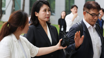 김혜경씨 ‘법인카드 유용’ 검찰 소환… 野 "추석 밥상 제물 올리나"