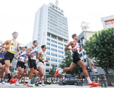 힘찬 레이스 펼치는 제54회 대통령기 전국통일구간마라톤대회 참가 선수들