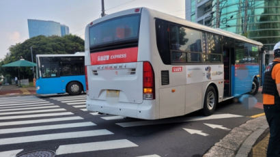 파란불에 횡단보도 건너던 60대, 우회전 버스에 치여 숨져