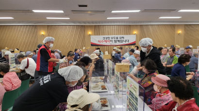 익수제약, 강동구 노인복지회관서 배식 봉사 및 제품 후원