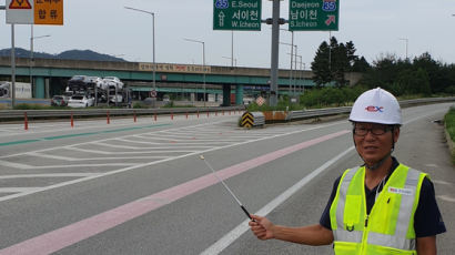 "정말 상또라이네"…물병도 날아왔다, 도로위 분홍선 만든 사연